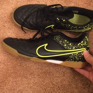 Indoor soccer shoes